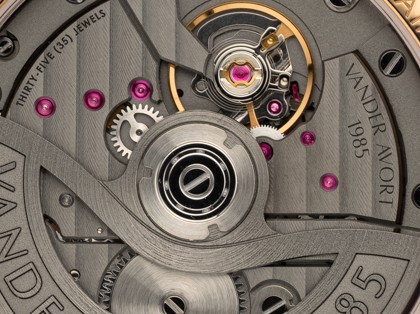 Calibre VA01 movement of the LOVON watch seen through the caseback